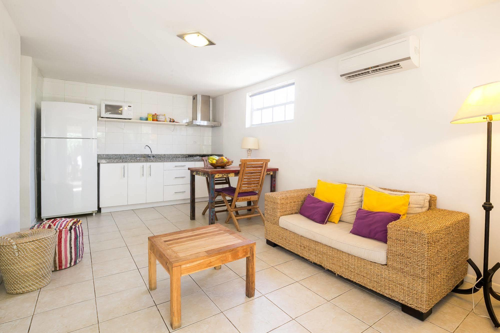 Pauline's Apartments Palm Beach Extérieur photo