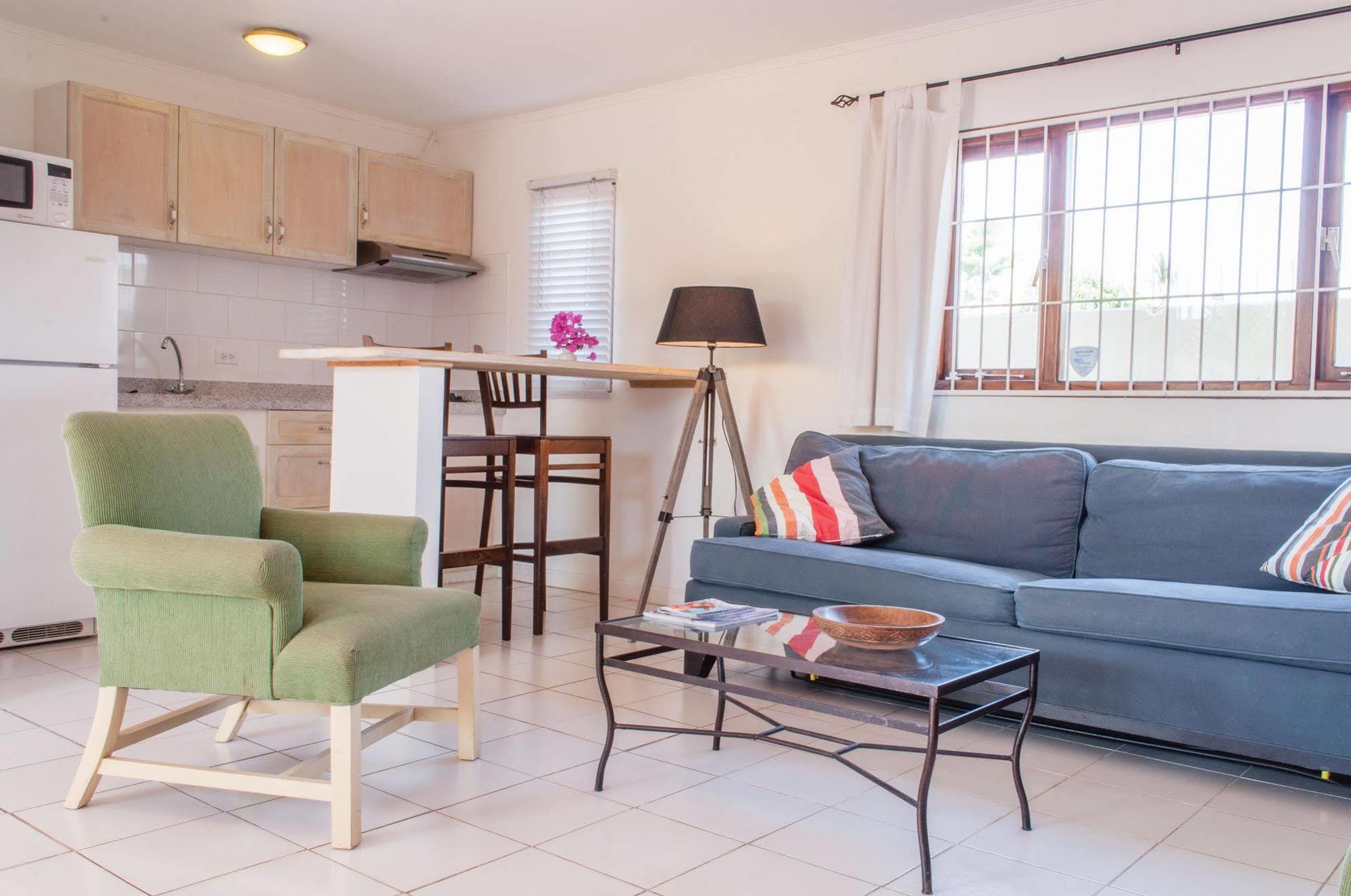 Pauline's Apartments Palm Beach Extérieur photo