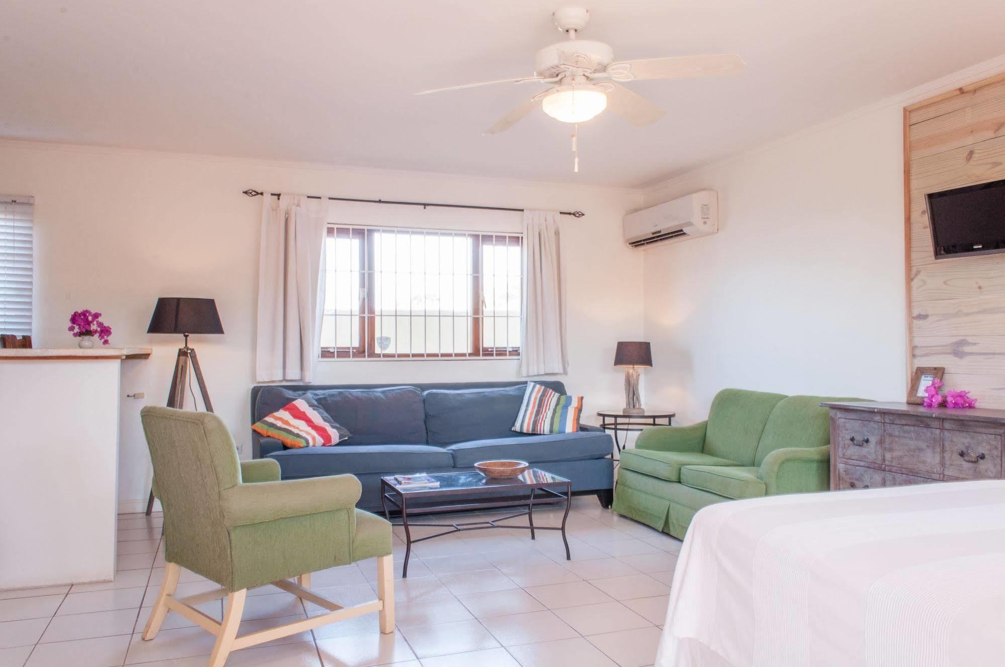 Pauline's Apartments Palm Beach Extérieur photo