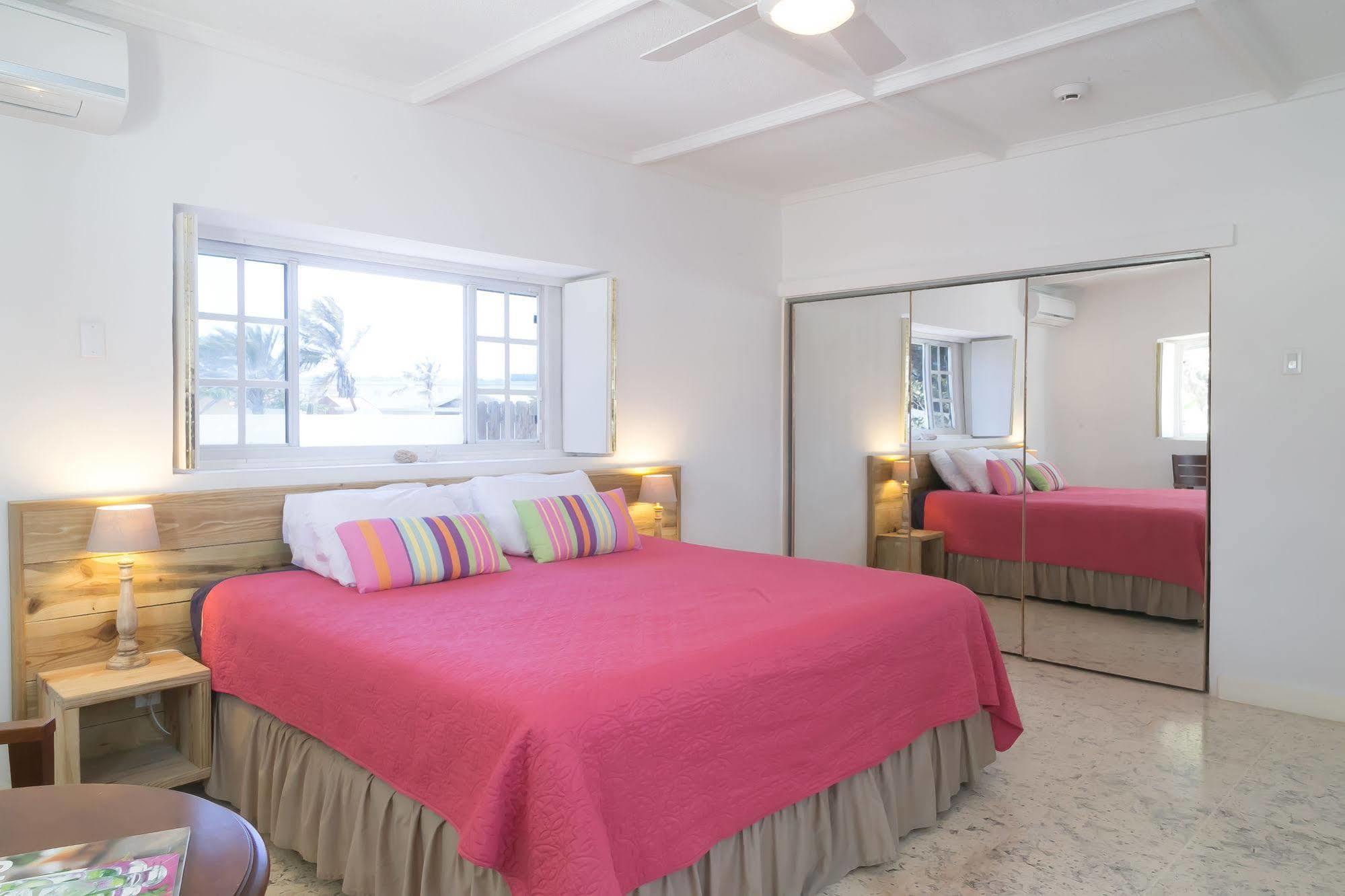 Pauline's Apartments Palm Beach Extérieur photo